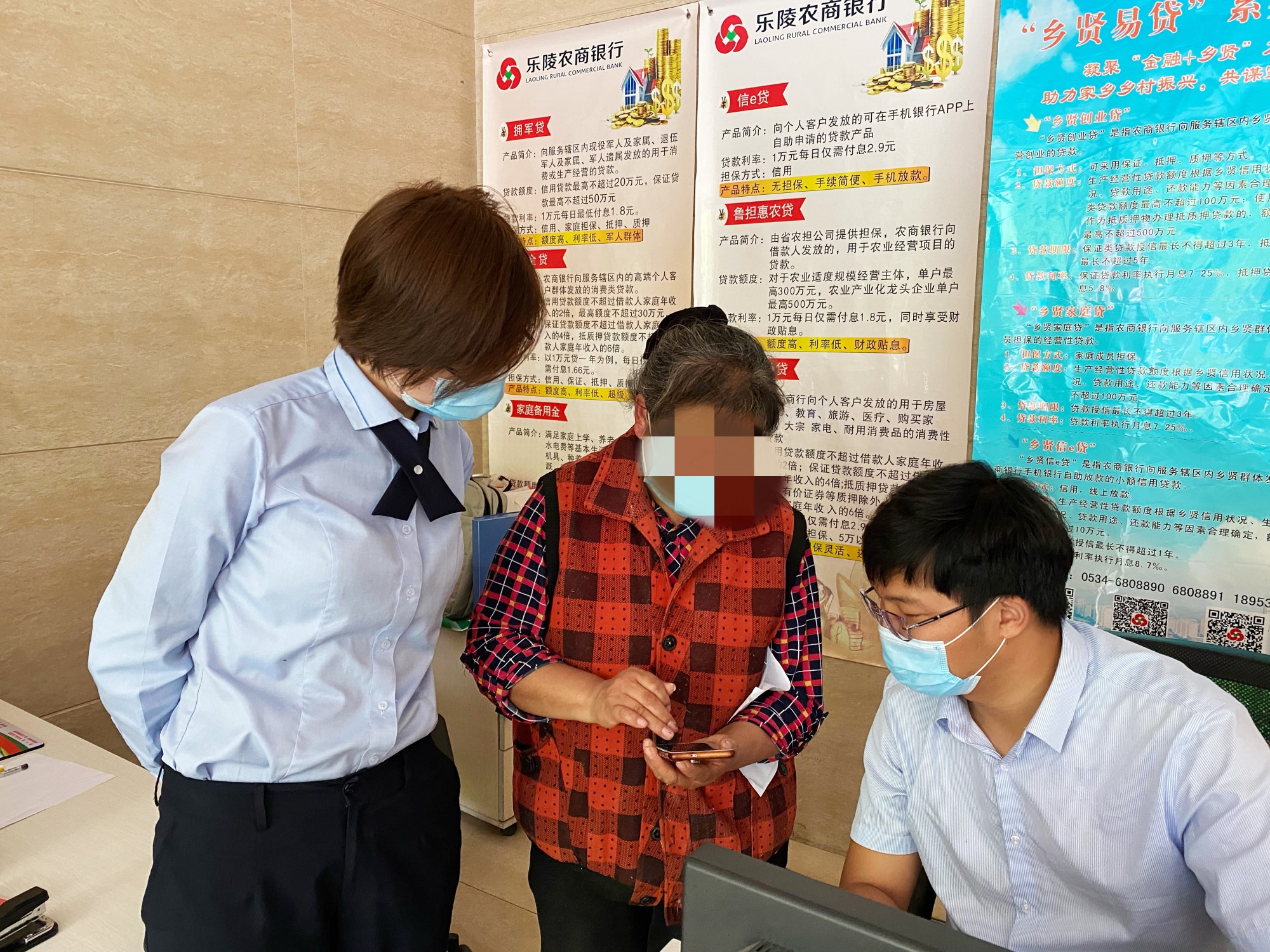 工作人员查看客户聊天记录.jpg